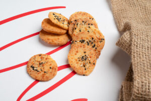 BISCUITI CU CASCAVAL SI SUSAN Biscuiți sărați din cașcaval cu semințe de susan (100 gr)