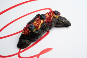 Croissant negru cu cremă de vanilie (180 gr)