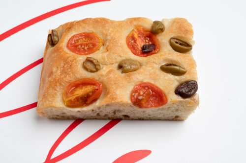 FOCACCIA CU ROSII SI MASLINE Foccaccia roșii & măsline (180 gr)
