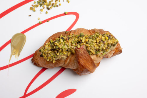 croissant cu fistic si zmeura Croissant cu fistic și sos de zmeură (200 gr)